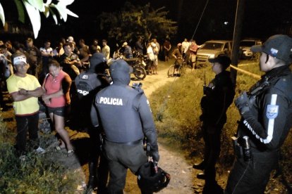 Tras el atentado, habitantes salieron de sus casas para corroborar si entre los fallecidos había algún familiar.