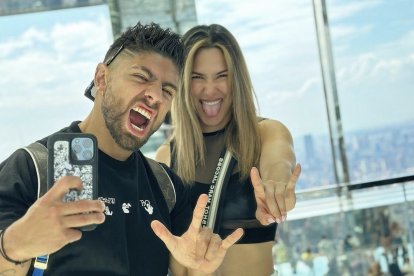 Desde octubre pasado, cuando la pareja oficializó su relación, la Caramelo ha sido cuestionada por usuarios en redes.