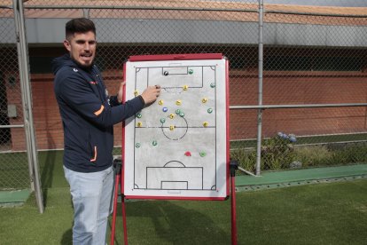 El estratega nacional con su pizarra donde prepara las jugadas.
