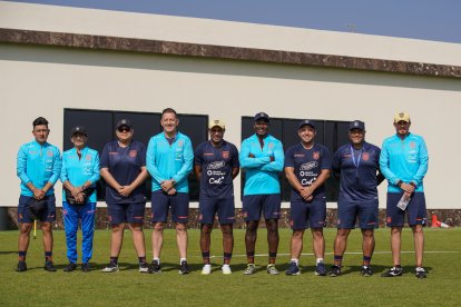 El DT Diego Martínez (d) con su cuerpo técnico y parte de la delegación de la Tri.