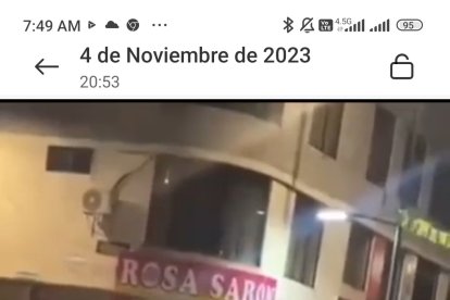 El jugador es golpeado con un tolete metálico.