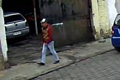 Una cámara grabó al adulto mayor mientras caminaba sin rumbo.