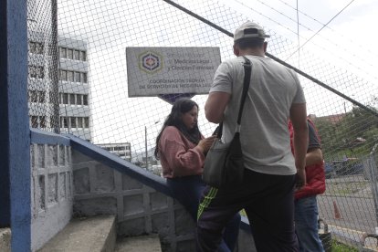 Los hijos del adulto mayor esperaban sus restos en la morgue de Quito.