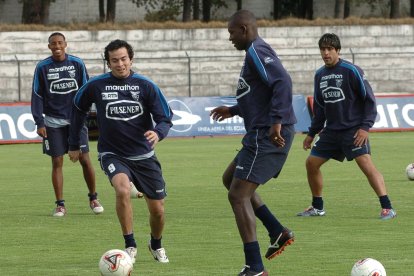 Jaime Iván Kaviedes (i) durante un entrenamiento con la selección ecuatoriana de fútbol.
