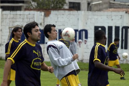 Jaime Iván Kaviedes (c) duró poco en su paso por el Deportivo Quito, en 2012.