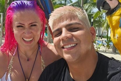 De rodilla, Jeyce La Voz le pidió matrimonio a la Fucsia.