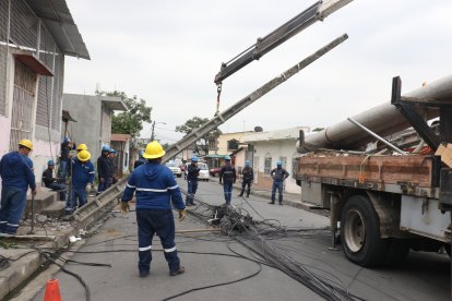 Este lunes, cuadrillas de CNEL EP acudieron a la zona para reparar los daños.