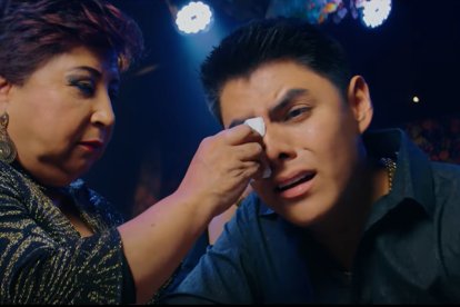 El vídeo también tiene escenas de comedia.