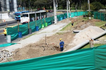 En el parque el Arbolito se construye la nueva parada de buses que van al Valle de Los Chillos.
