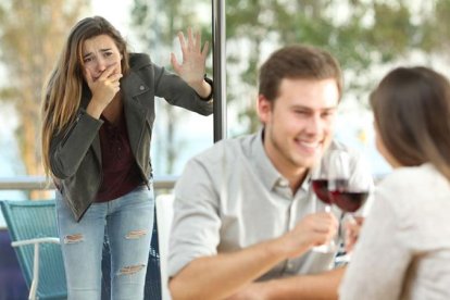 Siempre se necesita ayuda para una buena mentira que permita cubrir la infidelidad.