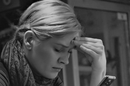 El uso excesivo del móvil causa molestias en la audición, tendinitis, dolores de cabeza y cuello y más.