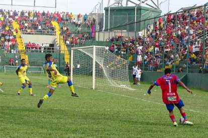 Deportivo Quevedo (rojo) y Leones del Norte igualaron 1-1, en el duelo de ida de los cuartos de final del torneo de Segunda Categoría.