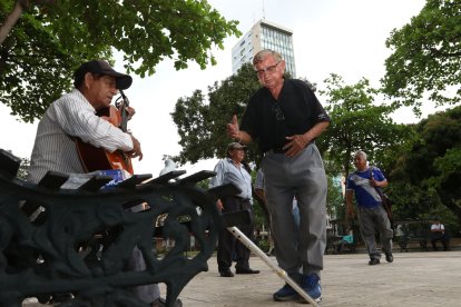 El turno de cantar es de Óscar, a quien conocen como Lucho Barrios.