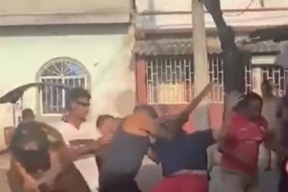 De ambos bandos salieron con palos, hasta niños.