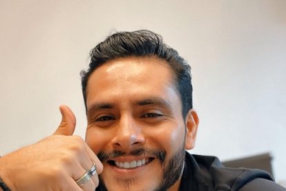 El actor y presentador de televisión quiteño, Jonathan Estrada, ora por el Nine.