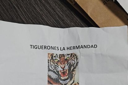 Este es el panfleto que dejaron los delincuentes.