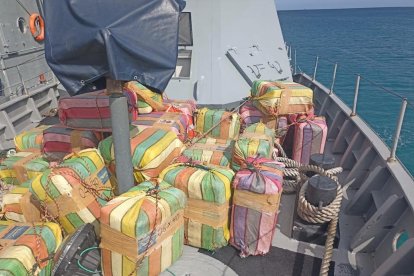 La sustancia sujeta a fiscalización iba en sacos de yute que lanzaron al mar y fueron recuperados.