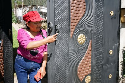 Rosa Catagña compró una puerta nueva luego de que se metieran a robar en su casa.