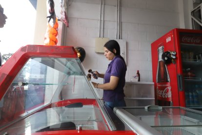 Hasta los helados que venden terminan aguaditos por los cortes.
