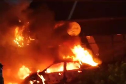 El atentado se registró pasada 20:00. Personas que se encontraban cerca qregistraron con su celular el hecho.