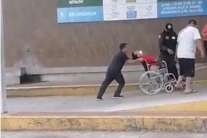 Otra escena del video que se viralizó en redes muestra a personal del Hospital de Babahoyo, ingresando en silla de ruedas al afiliado.