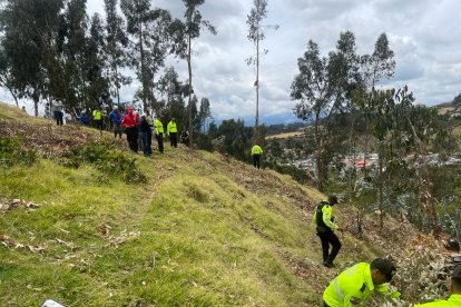 Los operativos de búsqueda se han realizado desde que se reportó la muerte de la madre de las pequeñas.