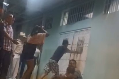 Parientes del albanés asesinado lo llevaron hasta el área de emergencia del hospital para pedir ayuda.