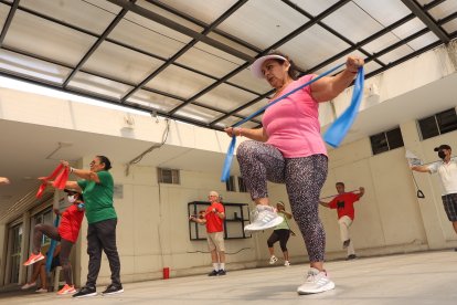 El taller de manualidades no solo les permite aprender, sino también emprender al vender los trabajos que realizan.