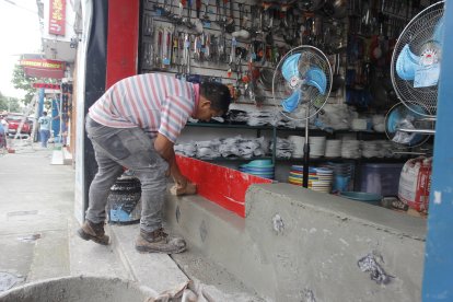 Los ciudadanos toman medidas para cuidar las edificaciones como aumentar el nivel de los muros para evitar el ingreso de agua estancada.