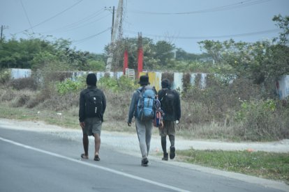 Los migrantes son sometidos por mafias, que les cobran una ‘cuota simbólica’ para pasar.