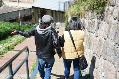Patricio (izquierda)  camina siempre por la escalinata cercana a la edificación.  Estuvo preso ahí.