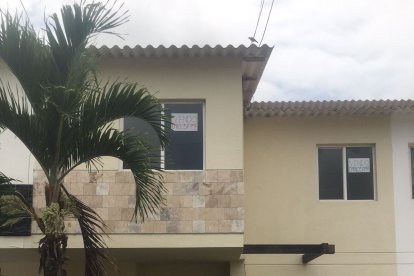 La casa donde ocurrió la tragedia tiene pegado un letrero que indica que está a la venta.
