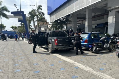 Bastante policías en el estadio Capwell en el día del Clásico.