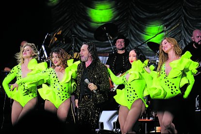 El pasito Buki  fue el éxito en la interpretación de Más que tu amigo.