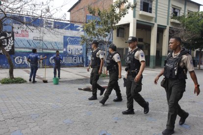 Policías acudieron a los alrededores del estadio, incluso antes de que se coloquen las vallas que cierran el paso.