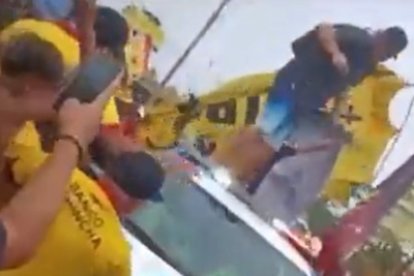Algunos hinchas brincaron sobre el patrullero de ATM.