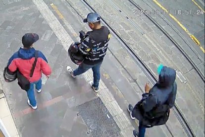 Una cámara de seguridad también captó a los sospechosos mientras caminaban por la zona.