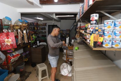 El chamo atiende el negocio de 08:30 a 20:30, de lunes a domingo.