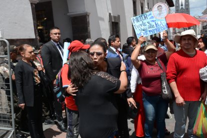 Jhajaira Urresta saludó con sus simpatizantes en las afueras del Municipio de Quito.
