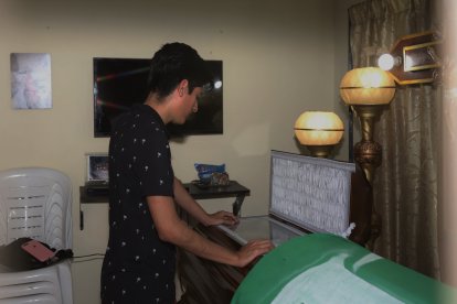 Los restos de Luis Javier González, una de las víctimas de la masacre, son velados en la casa de su madre, a una cuadra del lugar de los hechos.