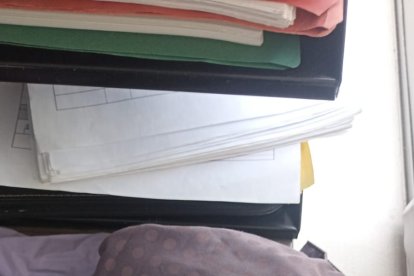 Los delincuentes cortan las maletas de sus víctimas y se sacan las cosas de adentro.