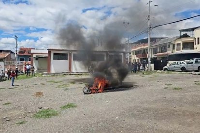 La moto fue quemada por el populacho.