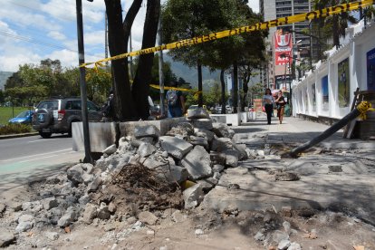 Los trabajos de soterramiento se iniciaron en la avenida Patria, norte de Quito.  Son 2,4 kilómetros de 2.755