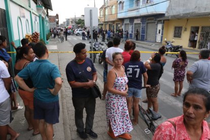 Curiosos en la escena del crimen.
