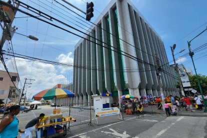Los trabajadores de la Prefectura exigen trabajar desde casa, por miedo a sufrir ataques.