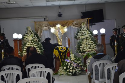 Dolor y consternación durante el velorio del sargento Wilson Ortiz, quien tenía 21 años en la institución.