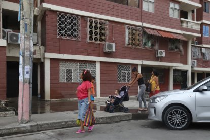 Vecinos miran con asombro las huellas dejadas por el fuego.