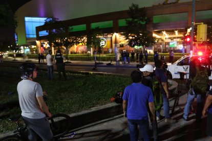 El crimen se registró a escasos metros del centro comercial. Policías tomaron procedimiento.