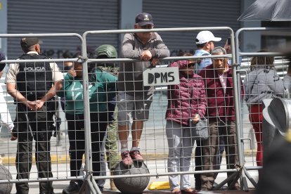 Algunos ciudadanos esperaron al presidente Daniel Noboa para conocerlo en persona.