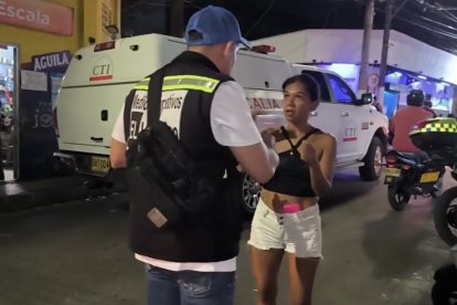 La mujer gesticuló lo que había sucedido.